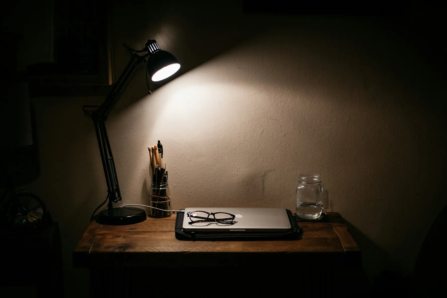Bureau éclairé par une lampe, en fin de journée