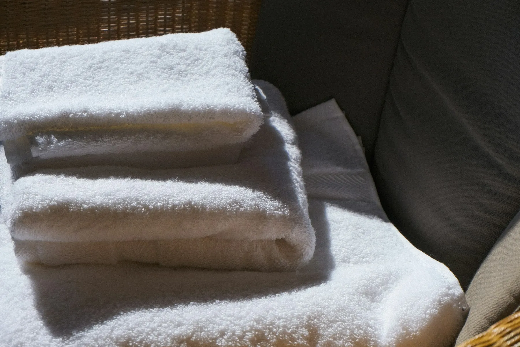 Linge de maison propre, plié en pile