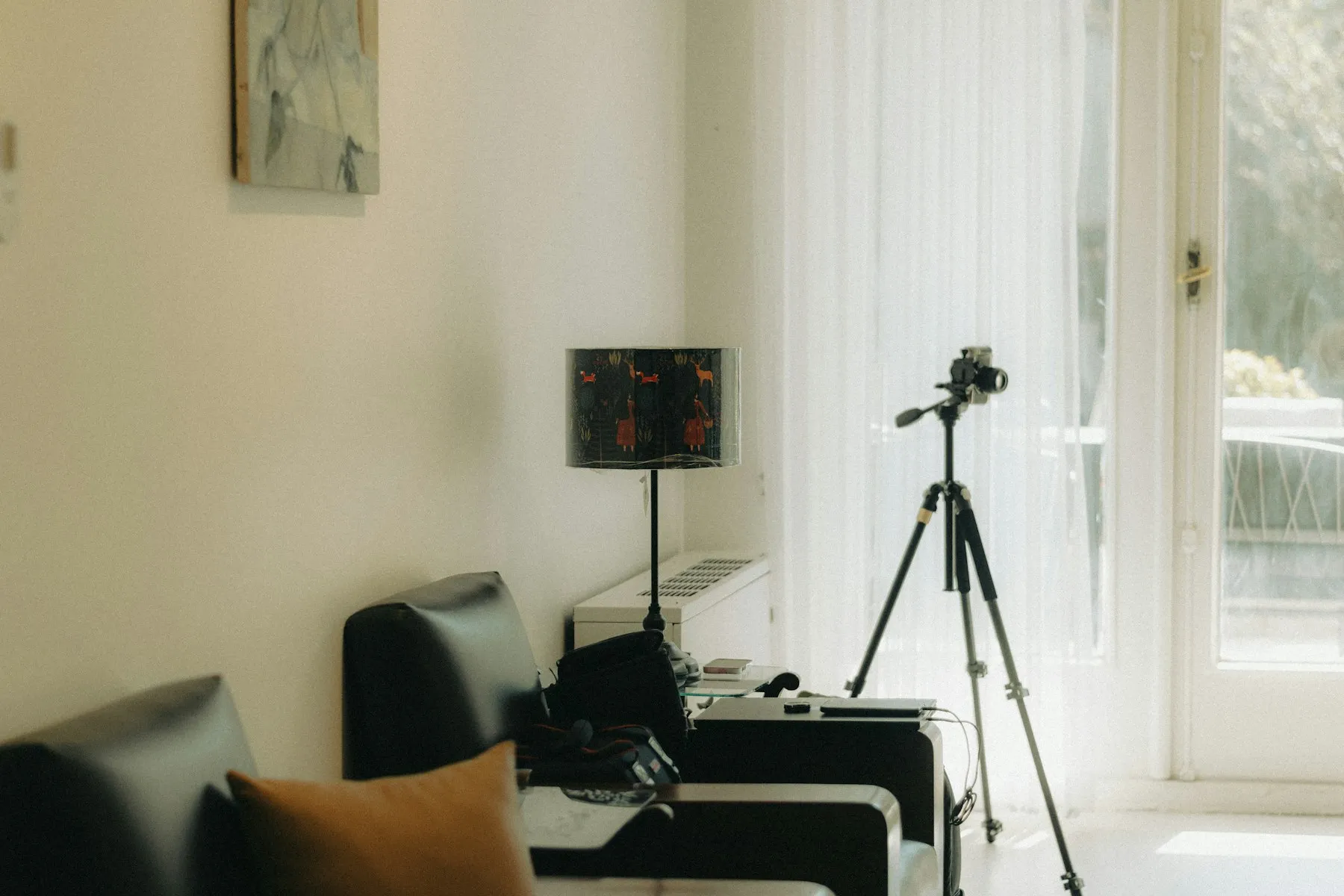 Appareil photo sur trépied, prêt pour la prise de vue d’un séjour